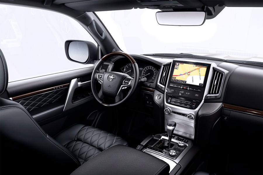 Интерьер Toyota Land Cruiser 200 Executive Black 2016 года  (CIS) (фото 2 из 6)